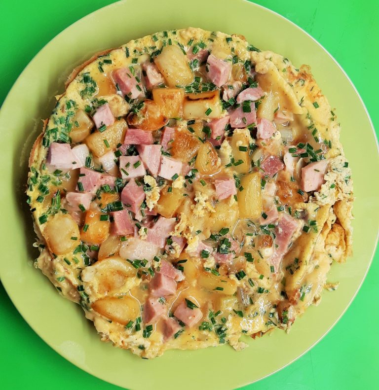 omelette pommes de terrejambon  sa compotee de legumes dete